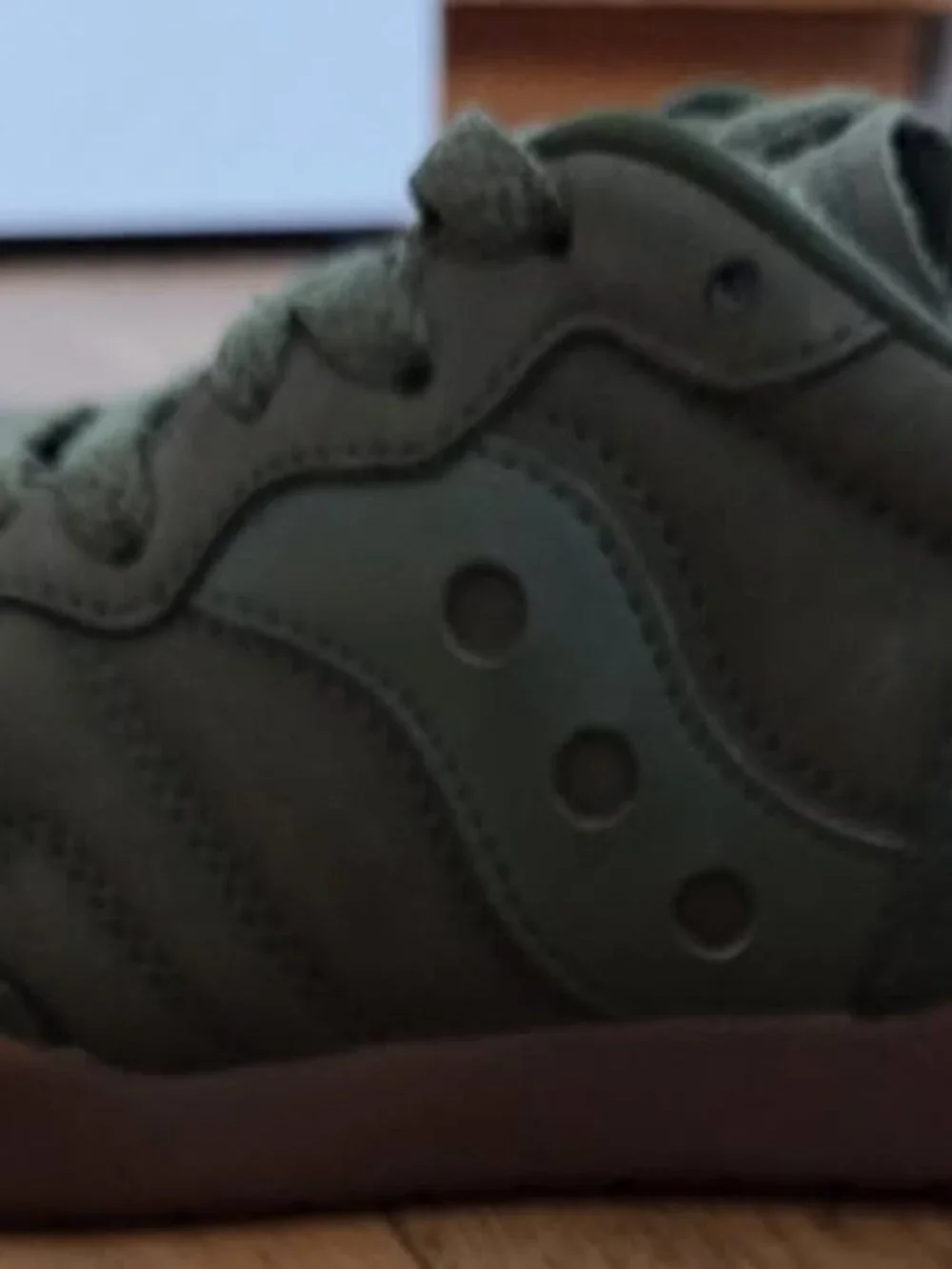 Saucony 586i Nubuck Sneakers–Cypress Green – Unisex Size 6 / Men's 6/Women's 7.5